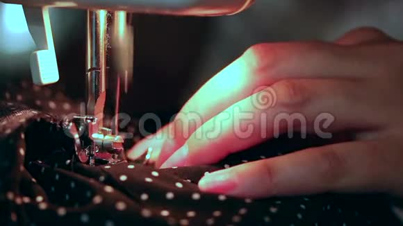 在缝纫机工作视频的预览图