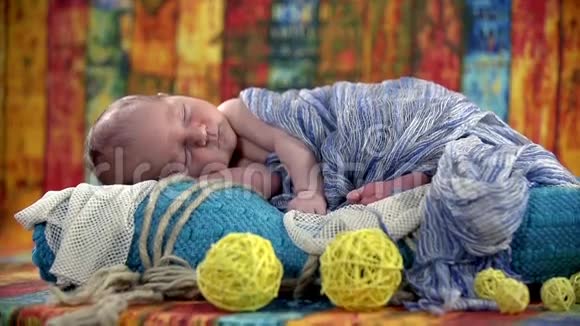 宝宝睡在五颜六色的布景上视频的预览图