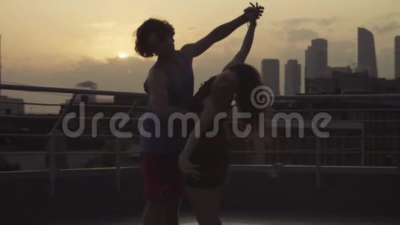 年轻夫妇在日落时跳舞视频的预览图
