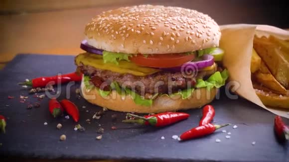 在石盘上提供美味的自制汉堡包视频的预览图