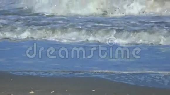 慢动作美丽的蓝色巨型海浪在泰国海滩上撞击视频的预览图
