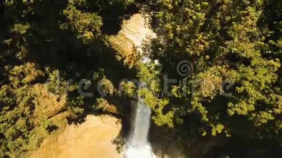 美丽的热带瀑布菲律宾博霍岛视频的预览图