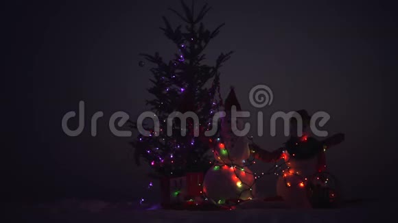 圣诞快乐新年快乐快乐的雪人站在冬天的圣诞风景白雪公主新年快乐视频的预览图