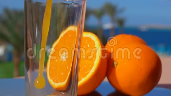 特写橙汁倒入玻璃杯中视频的预览图