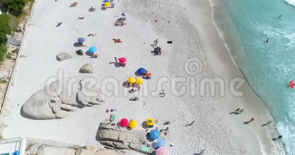 阳光明媚的4k海滩的鸟瞰图视频的预览图