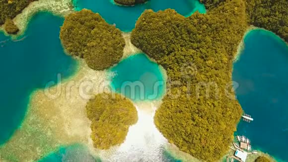 鸟瞰热带泻湖大海沙滩布卡斯格兰德岛索霍顿湾菲律宾视频的预览图