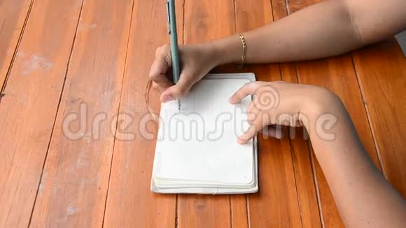 泰国女人写笔记视频的预览图