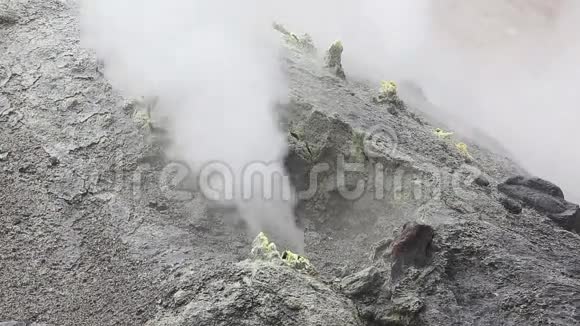 活火山火山口富马尔斯的蒸汽和气体泄漏视频的预览图