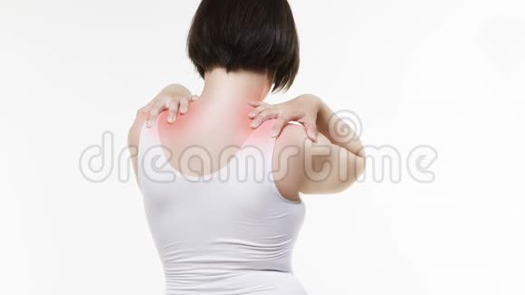 颈部疼痛白色背景有背痛的女人视频的预览图