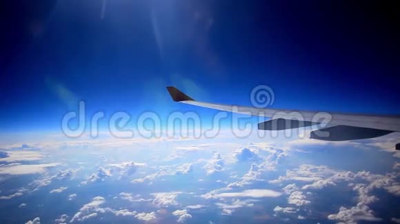 在飞行过程中透过窗户看飞机视频的预览图