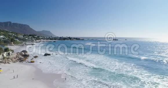 阳光明媚的4k海滩的鸟瞰图视频的预览图