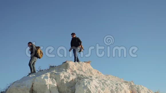 两个生活方式的人游客徒步旅行冒险登山者爬山慢动作视频徒步旅行继续视频的预览图