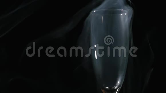 黑色背景玻璃中的烟雾视频的预览图