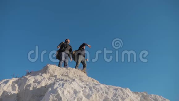 两个男人的游客生活方式徒步旅行冒险登山者爬山慢动作视频徒步旅行继续视频的预览图