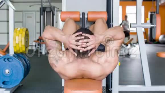英俊的重量级运动员正在锻炼视频的预览图