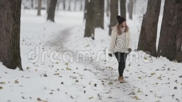 白雪森林里的女孩寒冷的冬天视频的预览图