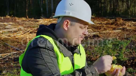 伐木工人在森林里吃薯片视频的预览图