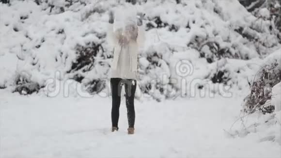 白雪森林里的女孩寒冷的冬天视频的预览图