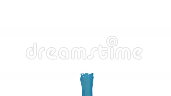 白色背景上的蓝色液体龙卷风漂亮的彩色油漆是旋转的液体状的孤立透明涡旋视频的预览图