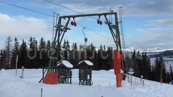 滑雪升降机视频的预览图