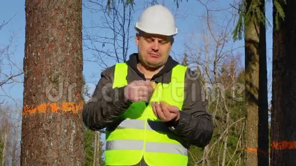 森林工程师在森林里吃薯片视频的预览图