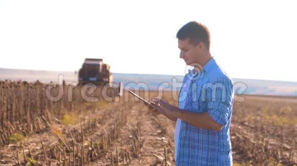 农民工作聪明的农业人阅读或分析收获向日葵一篇关于农业生活方式的平板电脑报告视频的预览图