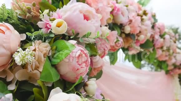 婚庆花拱装饰装饰鲜花的婚礼拱门视频的预览图