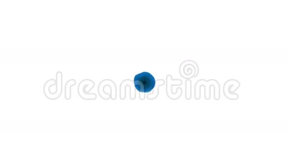 白色背景上的蓝色液体龙卷风漂亮的彩色油漆是旋转的液体状的孤立透明涡旋视频的预览图