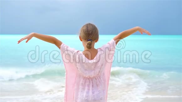 加勒比海度假海滩上可爱的小女孩流动人口视频的预览图