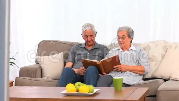 年长夫妇正在看他们的相册视频的预览图