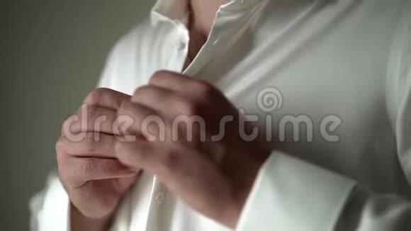年轻人扣着白色衬衫视频的预览图