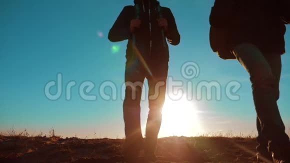 团队合作两名游客徒步旅行男人和狗带着背包在日落时散步去徒步旅行慢动作视频旅程视频的预览图