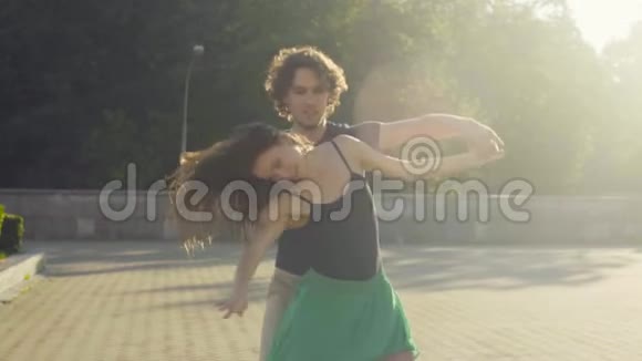 年轻夫妇在广场上跳舞视频的预览图