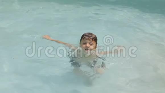 一个快乐的孩子在游泳池里玩耍视频的预览图