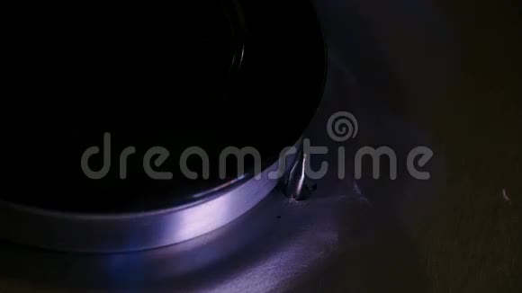 蓝色天然气火焰相机角度视频的预览图