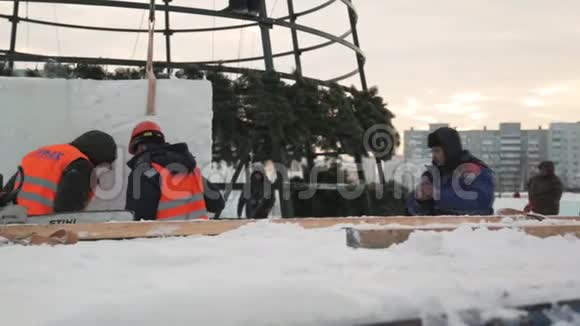 建造冰城的安装人员视频的预览图