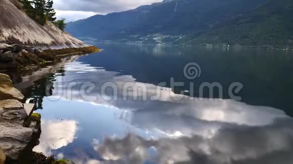 挪威理想的峡湾在清水中的反射视频的预览图