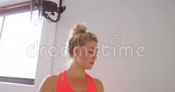 女子伸展在健身工作室4K视频的预览图