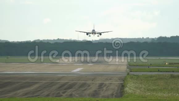 商业飞机接近机场视频的预览图