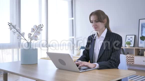 兴奋的女人庆祝成功在笔记本电脑上工作视频的预览图
