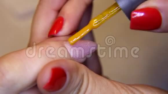 指甲的清漆很漂亮视频的预览图
