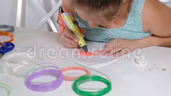 创意女孩使用3D笔打印3D形状视频的预览图