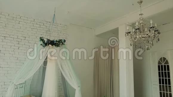 婚纱挂在白色漂亮的房间里视频的预览图