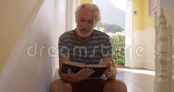 老人在家看书4k视频的预览图