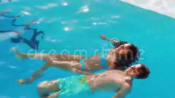 一对漂浮在游泳池里的情侣视频的预览图