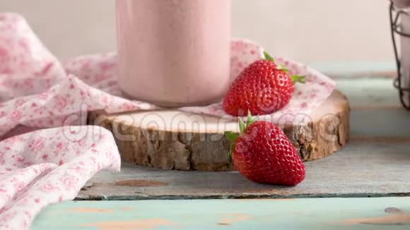 健康的草莓冰沙视频的预览图