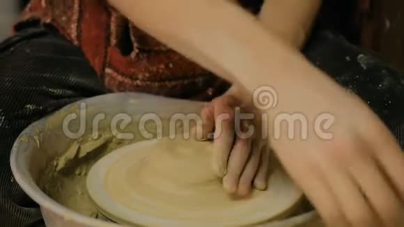 在车间工作的专业男性陶工视频的预览图