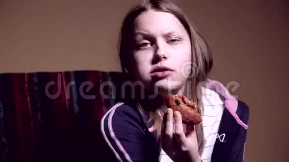 少女在吃东西视频的预览图