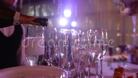 服务员用酒杯倒香槟在一家餐馆服务员用水晶酒杯倒香槟餐馆视频的预览图