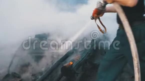 用灭火器用水灭火视频的预览图